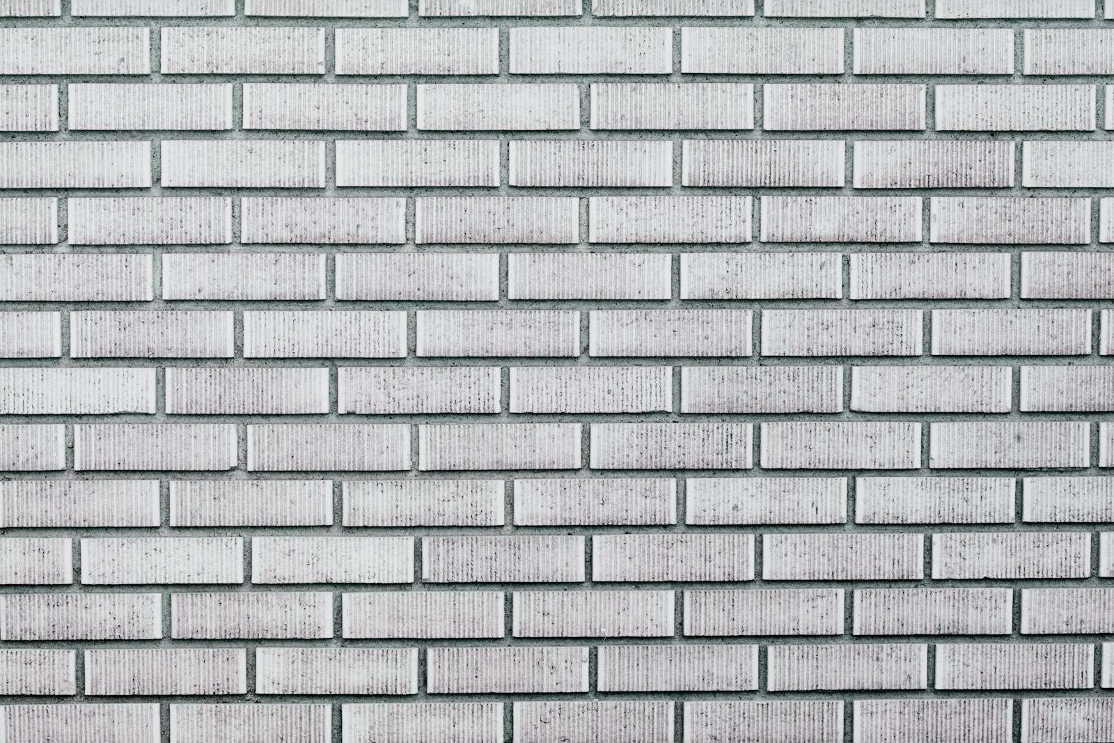 Lichtgrijs geschilderde bakstenen muur